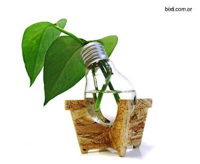 Florero macetero pequeño artesanal Bombillo incandescente reciclado.