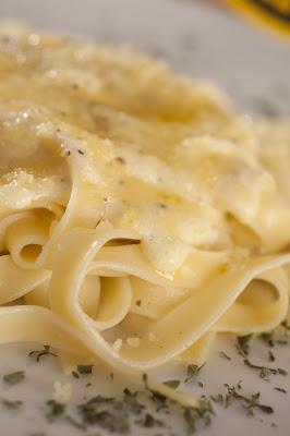 Pasta en salsa de queso Gouda de California y albahaca