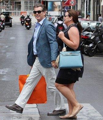 Pierce Brosnan y Keely Shaye Smith, romántica tarde de shopping en París