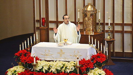 Un sacerdote ebrio persigue en ropa interior a un niño