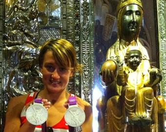 NADADORA OFRECE A LA VIRGEN SUS MEDALLAS DE PLATA DE LONDRES 2012