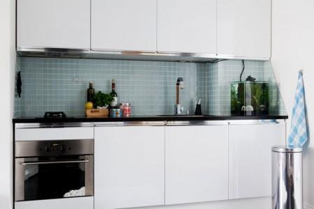 60 m² en dos plantas suelo madera color negro sillas y mesa eames sillas Eames en azul los módulos violetas de pared de Montana lámparas de diseño lámpara kartell Kartell Louis Ghost lampara globos terráqueos decoración estilo nórdico estantería en blanco de String diseño de muebles diseño de interiores diseño danés diseño americano decoración pisos pequeños decoración nórdica sueca decoración escandinava decoración de interiores blog interiorismo blog decoración blog deco