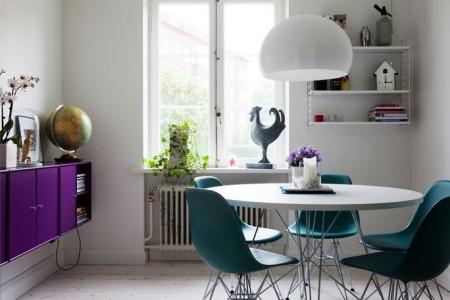 suelo madera color negro sillas y mesa eames sillas Eames en azul los módulos violetas de pared de Montana lámparas de diseño lámpara kartell Kartell Louis Ghost lampara globos terráqueos decoración estilo nórdico estantería en blanco de String diseño de muebles diseño de interiores diseño danés diseño americano decoración pisos pequeños decoración nórdica sueca decoración escandinava decoración de interiores blog interiorismo blog decoración blog deco 