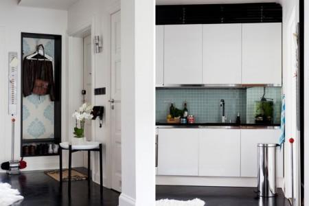 60 m² en dos plantas suelo madera color negro sillas y mesa eames sillas Eames en azul los módulos violetas de pared de Montana lámparas de diseño lámpara kartell Kartell Louis Ghost lampara globos terráqueos decoración estilo nórdico estantería en blanco de String diseño de muebles diseño de interiores diseño danés diseño americano decoración pisos pequeños decoración nórdica sueca decoración escandinava decoración de interiores blog interiorismo blog decoración blog deco