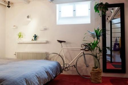 60 m² en dos plantas suelo madera color negro sillas y mesa eames sillas Eames en azul los módulos violetas de pared de Montana lámparas de diseño lámpara kartell Kartell Louis Ghost lampara globos terráqueos decoración estilo nórdico estantería en blanco de String diseño de muebles diseño de interiores diseño danés diseño americano decoración pisos pequeños decoración nórdica sueca decoración escandinava decoración de interiores blog interiorismo blog decoración blog deco