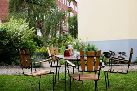 60 m² en dos plantas suelo madera color negro sillas y mesa eames sillas Eames en azul los módulos violetas de pared de Montana lámparas de diseño lámpara kartell Kartell Louis Ghost lampara globos terráqueos decoración estilo nórdico estantería en blanco de String diseño de muebles diseño de interiores diseño danés diseño americano decoración pisos pequeños decoración nórdica sueca decoración escandinava decoración de interiores blog interiorismo blog decoración blog deco