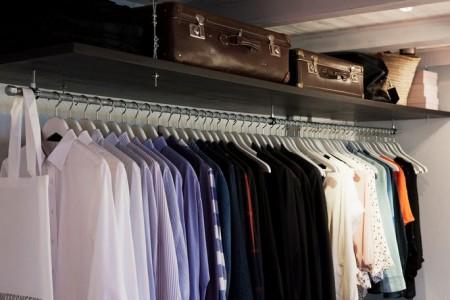 suelo madera color negro sillas y mesa eames sillas Eames en azul los módulos violetas de pared de Montana lámparas de diseño lámpara kartell Kartell Louis Ghost lampara globos terráqueos decoración estilo nórdico estantería en blanco de String diseño de muebles diseño de interiores diseño danés diseño americano decoración pisos pequeños decoración nórdica sueca decoración escandinava decoración de interiores blog interiorismo blog decoración blog deco 