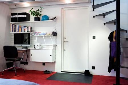 60 m² en dos plantas suelo madera color negro sillas y mesa eames sillas Eames en azul los módulos violetas de pared de Montana lámparas de diseño lámpara kartell Kartell Louis Ghost lampara globos terráqueos decoración estilo nórdico estantería en blanco de String diseño de muebles diseño de interiores diseño danés diseño americano decoración pisos pequeños decoración nórdica sueca decoración escandinava decoración de interiores blog interiorismo blog decoración blog deco