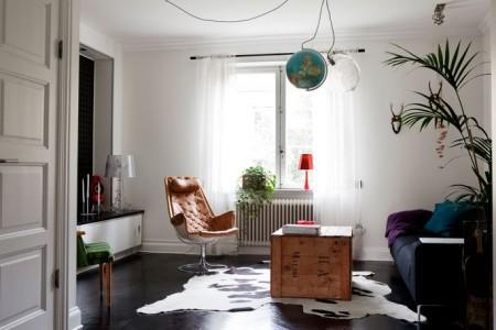 60 m² en dos plantas suelo madera color negro sillas y mesa eames sillas Eames en azul los módulos violetas de pared de Montana lámparas de diseño lámpara kartell Kartell Louis Ghost lampara globos terráqueos decoración estilo nórdico estantería en blanco de String diseño de muebles diseño de interiores diseño danés diseño americano decoración pisos pequeños decoración nórdica sueca decoración escandinava decoración de interiores blog interiorismo blog decoración blog deco