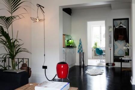 60 m² en dos plantas suelo madera color negro sillas y mesa eames sillas Eames en azul los módulos violetas de pared de Montana lámparas de diseño lámpara kartell Kartell Louis Ghost lampara globos terráqueos decoración estilo nórdico estantería en blanco de String diseño de muebles diseño de interiores diseño danés diseño americano decoración pisos pequeños decoración nórdica sueca decoración escandinava decoración de interiores blog interiorismo blog decoración blog deco