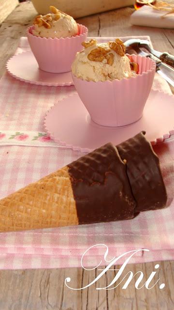 HELADO DE NUECES Y JARABE DE ARCE.