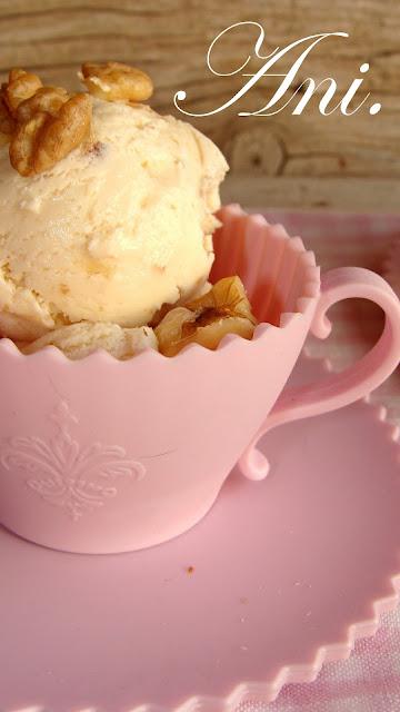 HELADO DE NUECES Y JARABE DE ARCE.