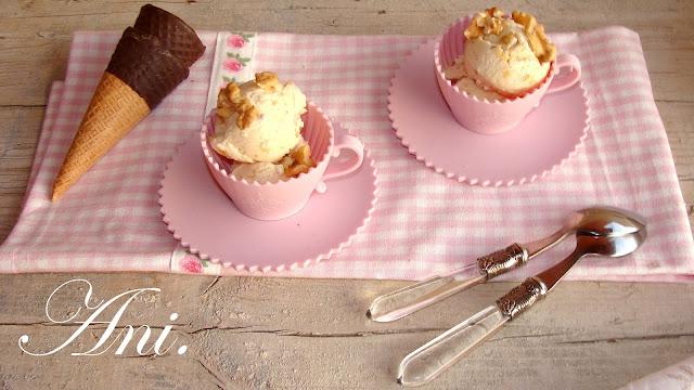 HELADO DE NUECES Y JARABE DE ARCE.