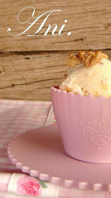 HELADO DE NUECES Y JARABE DE ARCE.