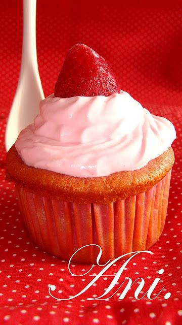 CUPCAKES DE FRESAS CON LECHE CONDENSADA.