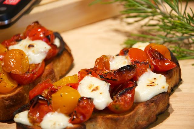 Bruschetta de tomate y mozzarella en pan de pueblo casero