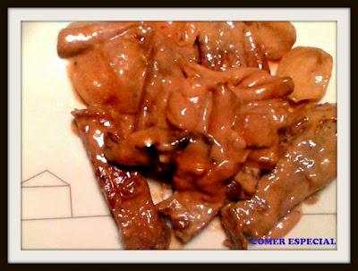 ¡Cerdo con cebolla y salsa roquefort!