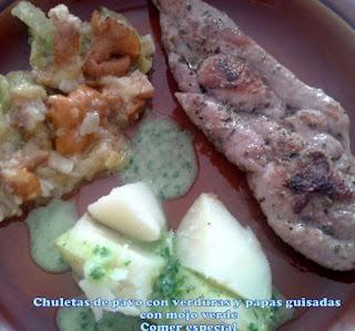 Chuletas de pavo con verduras, patatas y mojo verde