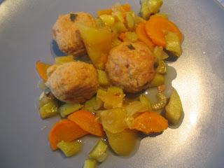 Guiso de albóndigas de soja con verduras y manzana