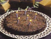 Pastel de chocolate amargo de cumpleaños