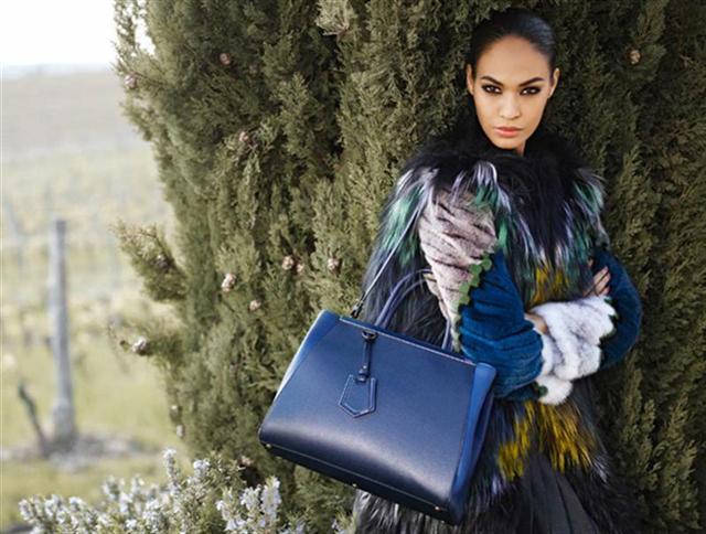 LAS FAMOSAS  APUESTAN AL NUEVO BOLSO FENDI PARA EL OTOÑO