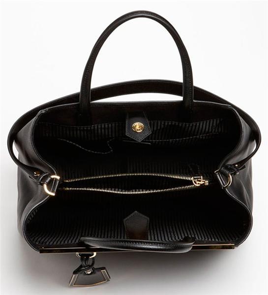 LAS FAMOSAS  APUESTAN AL NUEVO BOLSO FENDI PARA EL OTOÑO