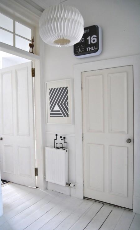 suelo blanco de madera sillas eames perchero eames pájaro eames muebles de ikea muebles de estilo nórdico muebes de diseño lámparas de diseño estilo nórdico diseño nórdico diseño escandinavo decoración nórdica decoración en gris decoración en blanco y negro deco blog componibili de kartell cafetera termo stelton blanco y negro blog de interiores blog de decoración 