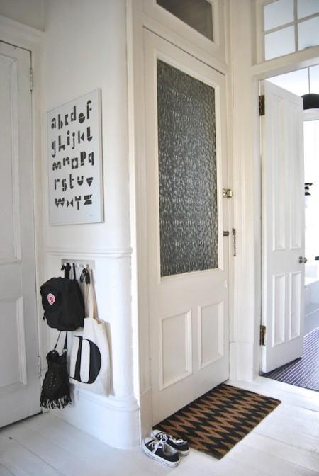 suelo blanco de madera sillas eames perchero eames pájaro eames muebles de ikea muebles de estilo nórdico muebes de diseño lámparas de diseño estilo nórdico diseño nórdico diseño escandinavo decoración nórdica decoración en gris decoración en blanco y negro deco blog componibili de kartell cafetera termo stelton blanco y negro blog de interiores blog de decoración 