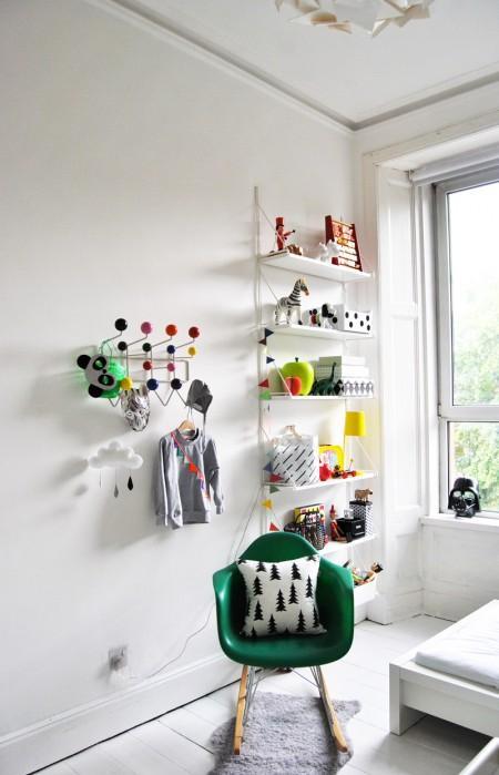 suelo blanco de madera sillas eames perchero eames pájaro eames muebles de ikea muebles de estilo nórdico muebes de diseño lámparas de diseño estilo nórdico diseño nórdico diseño escandinavo decoración nórdica decoración en gris decoración en blanco y negro deco blog componibili de kartell cafetera termo stelton blanco y negro blog de interiores blog de decoración 