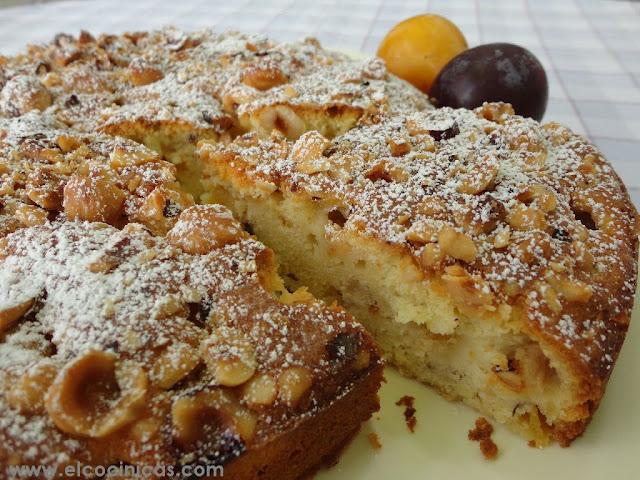 Pastel de ciruelas y avellanas