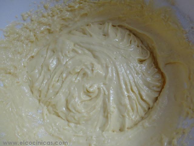 Pastel de ciruelas y avellanas