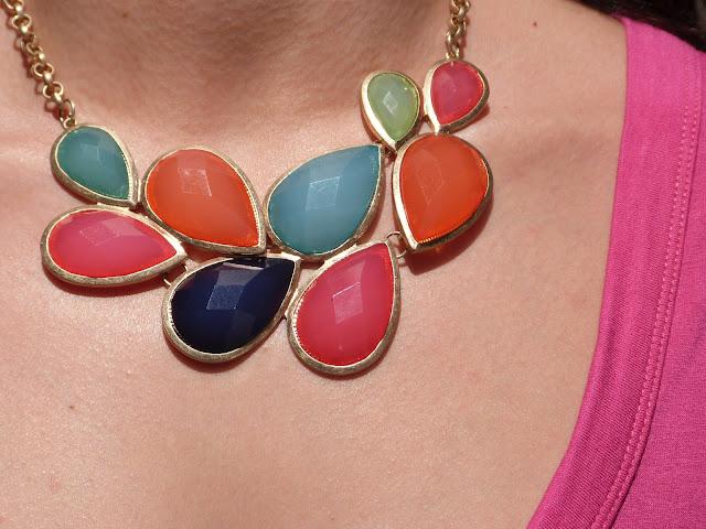 Colorful necklace look