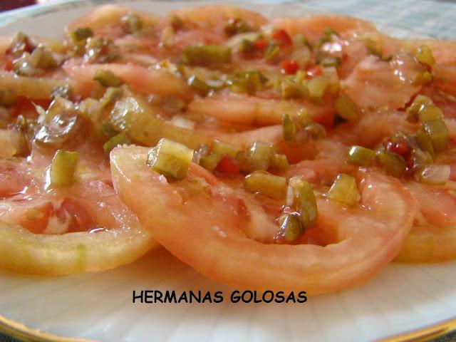 CARPACCIO DE TOMATE CON VINAGRETA DE ENCURTIDOS