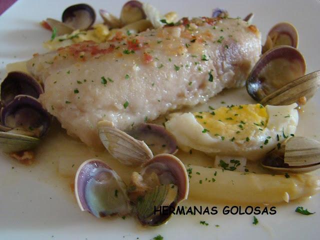 MERLUZA EN SALSA CON ESPÁRRAGOS, HUEVO Y ALMEJAS