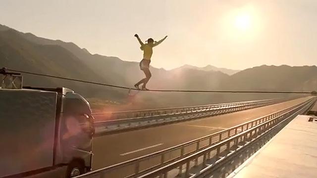 La bailarina que promueve trailers