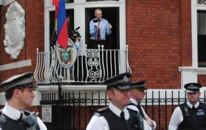 20120821184546-assange-balcon.jpg