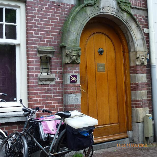 Visitando el Patio de las beguinas de Amsterdam - visiting the Begijnhof in Amsterdam