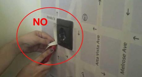 Como empapelar una pared con enchufes e interruptores