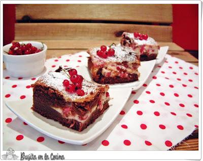 Brownie de queso y grosellas