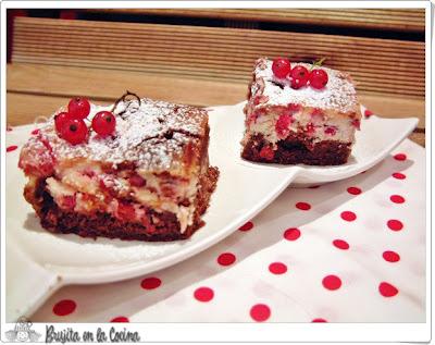 Brownie de queso y grosellas