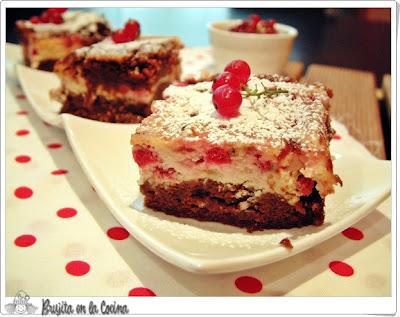 Brownie de queso y grosellas