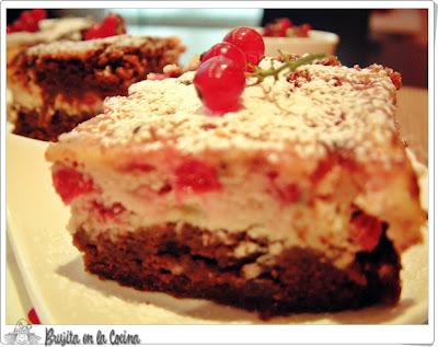 Brownie de queso y grosellas