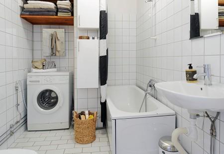 ventana redondeada suelo de parquet sofá gris sillas eames muebles blancos decoración limpieza en ático diáfano estilo nórdico estilo escandinavo electrodomésticos silenciosos decorar pisos decorar con muebles de ikea decoración estilo nórdico decoración escandinava decoración diáfana decoración de áticos cocina blanca blog deco blog de interiorismo blog de decoración ático diáfano 