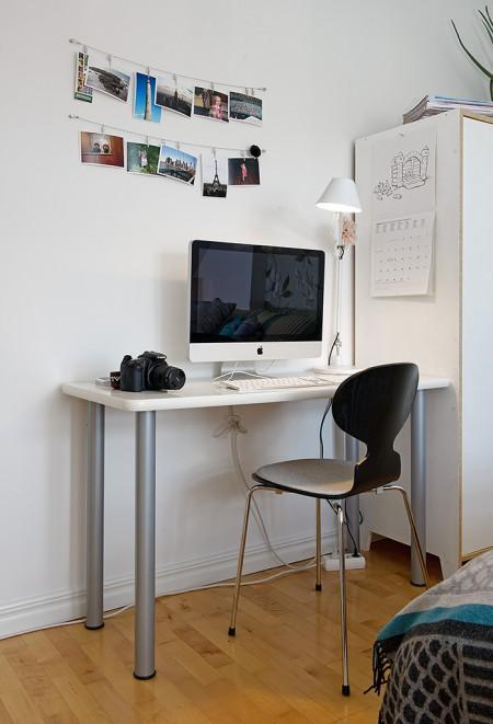 ventana redondeada suelo de parquet sofá gris sillas eames muebles blancos decoración limpieza en ático diáfano estilo nórdico estilo escandinavo electrodomésticos silenciosos decorar pisos decorar con muebles de ikea decoración estilo nórdico decoración escandinava decoración diáfana decoración de áticos cocina blanca blog deco blog de interiorismo blog de decoración ático diáfano 