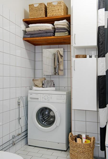 ventana redondeada suelo de parquet sofá gris sillas eames muebles blancos decoración limpieza en ático diáfano estilo nórdico estilo escandinavo electrodomésticos silenciosos decorar pisos decorar con muebles de ikea decoración estilo nórdico decoración escandinava decoración diáfana decoración de áticos cocina blanca blog deco blog de interiorismo blog de decoración ático diáfano 