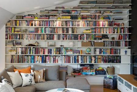 ventana redondeada suelo de parquet sofá gris sillas eames muebles blancos decoración limpieza en ático diáfano estilo nórdico estilo escandinavo electrodomésticos silenciosos decorar pisos decorar con muebles de ikea decoración estilo nórdico decoración escandinava decoración diáfana decoración de áticos cocina blanca blog deco blog de interiorismo blog de decoración ático diáfano 