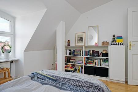 ventana redondeada suelo de parquet sofá gris sillas eames muebles blancos decoración limpieza en ático diáfano estilo nórdico estilo escandinavo electrodomésticos silenciosos decorar pisos decorar con muebles de ikea decoración estilo nórdico decoración escandinava decoración diáfana decoración de áticos cocina blanca blog deco blog de interiorismo blog de decoración ático diáfano 