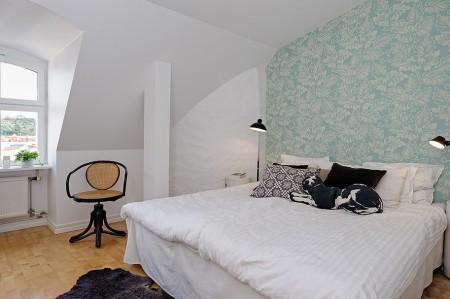 ventana redondeada suelo de parquet sofá gris sillas eames muebles blancos decoración limpieza en ático diáfano estilo nórdico estilo escandinavo electrodomésticos silenciosos decorar pisos decorar con muebles de ikea decoración estilo nórdico decoración escandinava decoración diáfana decoración de áticos cocina blanca blog deco blog de interiorismo blog de decoración ático diáfano 