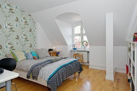 ventana redondeada suelo de parquet sofá gris sillas eames muebles blancos decoración limpieza en ático diáfano estilo nórdico estilo escandinavo electrodomésticos silenciosos decorar pisos decorar con muebles de ikea decoración estilo nórdico decoración escandinava decoración diáfana decoración de áticos cocina blanca blog deco blog de interiorismo blog de decoración ático diáfano 