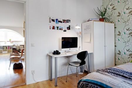 ventana redondeada suelo de parquet sofá gris sillas eames muebles blancos decoración limpieza en ático diáfano estilo nórdico estilo escandinavo electrodomésticos silenciosos decorar pisos decorar con muebles de ikea decoración estilo nórdico decoración escandinava decoración diáfana decoración de áticos cocina blanca blog deco blog de interiorismo blog de decoración ático diáfano 